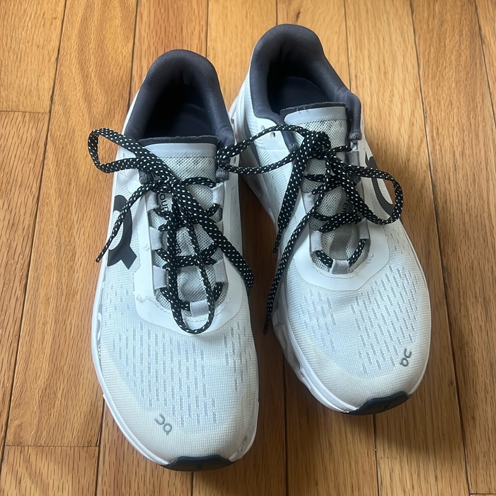 On Cloud sneakers, women’s size 6.5